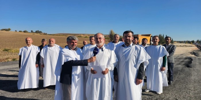 Artan kazalara beyaz kefen giyilerek tepki gösterildi